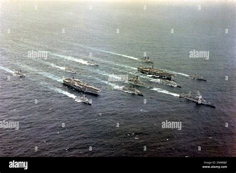 Les Navires Du Groupe De Combat Uss Constellation Cv Du Porte