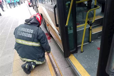 Una Monja Cay Del And N Del Metrobus Qued Atrapada Debajo De Un