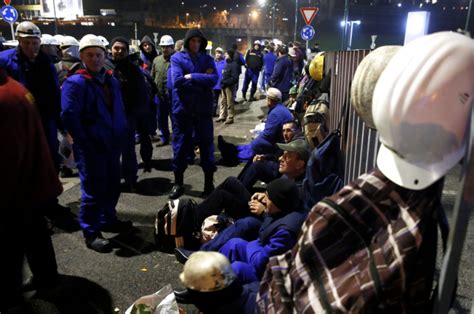 Rudari i dalje protestuju ispred zgrade Vlade FBiH građani im donose