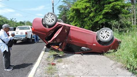 Volcadura De Autom Vil Deja A Obrero De Vidriera Lesionado