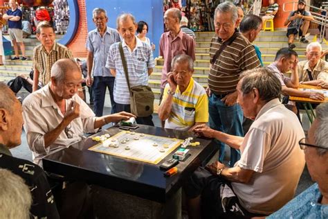 El Viejo Chino Juega Xiangqi O Ajedrez Chino Fuera Del Templo De La