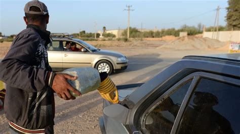 تهريب الوقود الجزائري نحو المغرب بالصور والرباط تنهي بناء حاجز حدودي