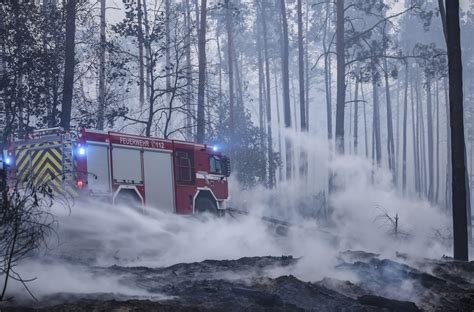 Waldbr Nde Lodern In Brandenburg Und Sachsen Mehrere Orte Evakuiert