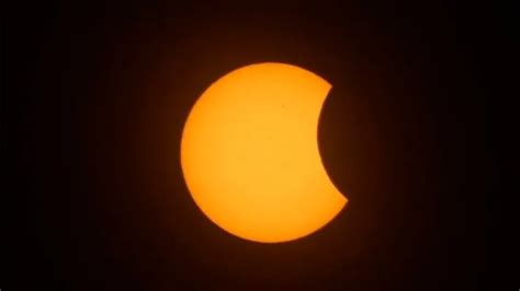 A qué hora será el punto máximo del eclipse solar en el que el día se