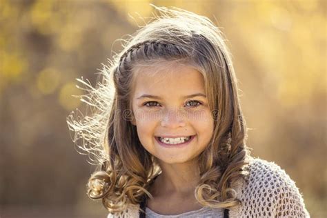 Beau Portrait De Petite Fille De Sourire Dehors Photo Stock Image Du