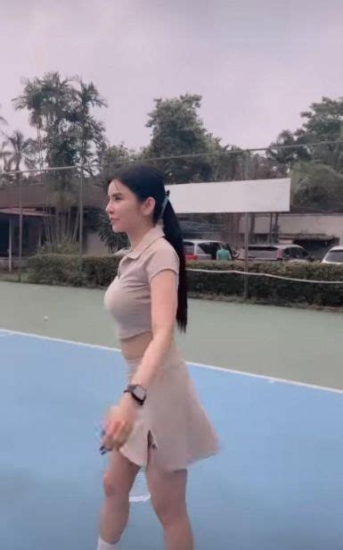 Potret Maria Vania Main Tenis Sambil Pamer Body Seksi Sukses Bikin