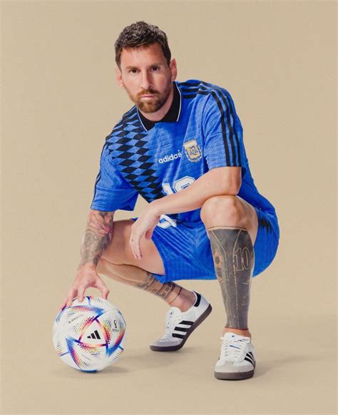 Messi Posa Para Ensaio Fotogr Fico Camisa Retr Da Argentina Veja