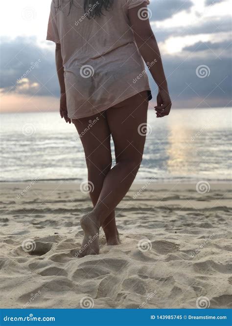 Les Jambes Bronz Es Des Femmes Sexy Dans Le Sable Fin Blanc De La Plage