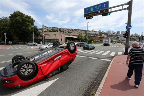 Prometna nesreća u Rijeci Od siline udara automobil se okrenuo na krov