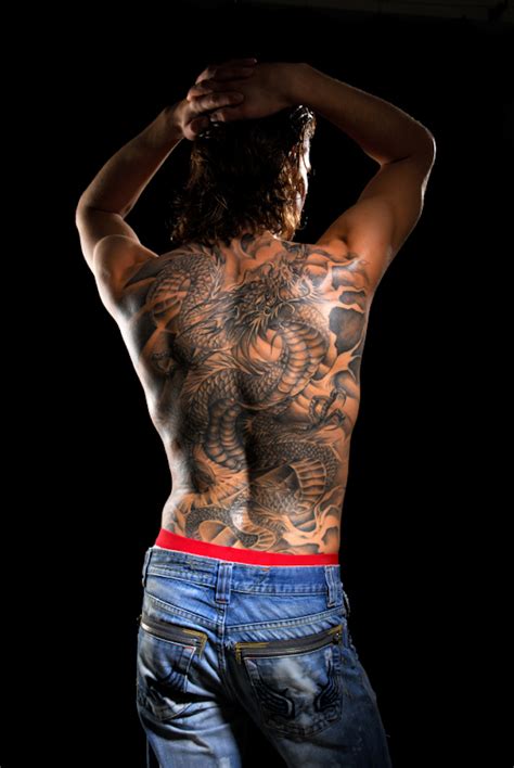 Tatouage Dos Homme Sous Le Signe Du Verso