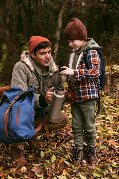 Padre E Hijo Disfrutando De Su Tiempo Juntos Al Aire Libre En La