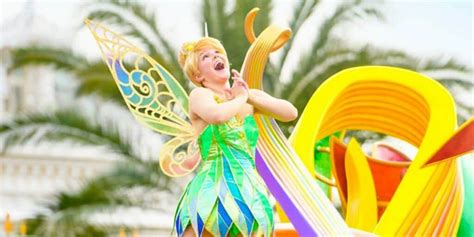 BRAND NEW Parade Wows Guests With Unusual Characters