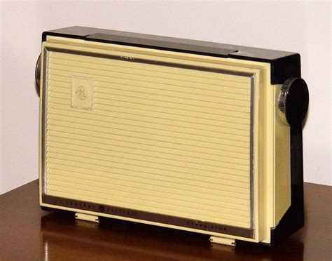 An Old Fashioned Radio Sitting On Top Of A Wooden Table