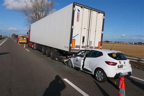 La voiture s encastre sous le camion sur l A35 Vidéo Perception