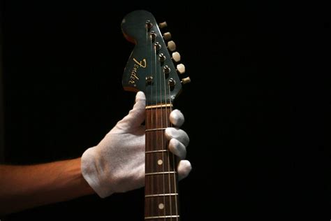 Ltima Guitarra De Kurt Cobain Leiloada Por Cerca De Milh Es De