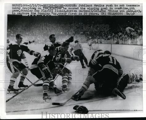 1970 Press Photo Bruins Vs Blues In Boston Bobby Orr Win Stanley Cup