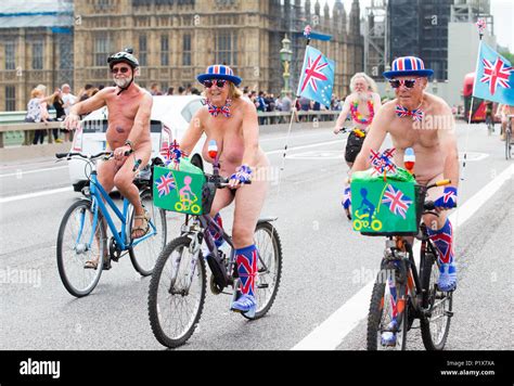 Nackt Radfahrer an der London World Naked Bike Ride über