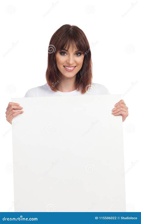 Retrato Da Jovem Mulher Que Guarda O Cartaz Branco Foto De Stock