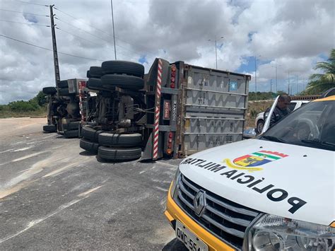 Caminh O Carregado Toneladas De Arroz Tomba Na Grande Natal