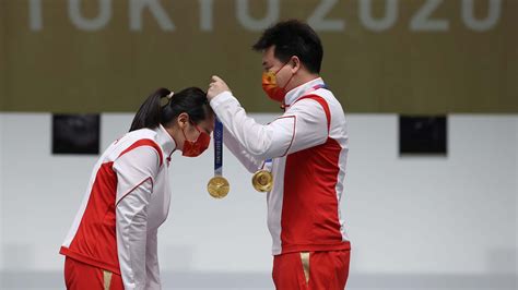 Chinese Duo Jiang Ranxin Pang Wei Receive Their Gold Medals Nbc Olympics