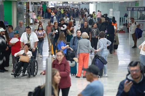 La Jornada Formalizan reducción de operaciones en el AICM a partir de