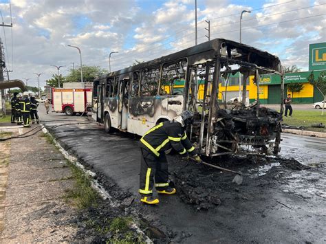 Ônibus do transporte coletivo pega fogo em São Luís Maranhão G1