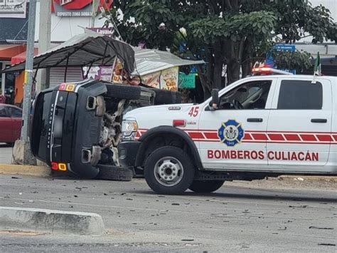 Choque Y Volcadura Entre Dos Camionetas Deja Un Lesionado Y Miles De