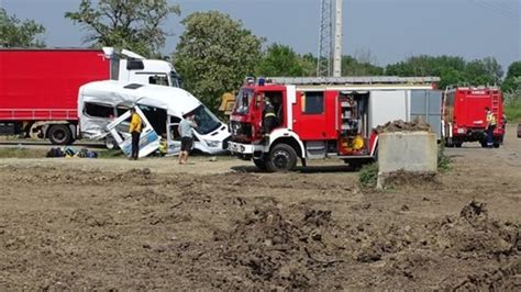 Gyerekeket Sz Ll T Mikrobusz Tk Z Tt Kamionnal Kunszentm Rtonn L