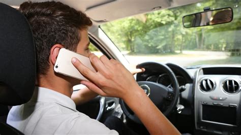 La Dangerosit Du T L Phone Au Volant Sous Valu E Par Les Conducteurs