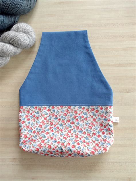 Sac Nomade Bleu Avec Des Fleurs Pour Encours Tricot Et Crochet