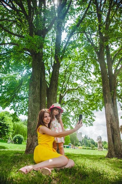 Mère Et Fille De Prendre Une Photo De Lautomobile Dans Un Parc Photo