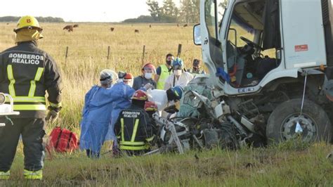 Cuatro Muertos En Un Choque Frontal Entre Un Auto Y Un Camión En La