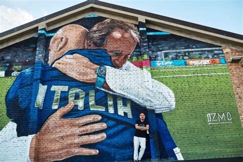 L Abbraccio Tra Vialli E Mancini Diventa Un Murales Il Veronese