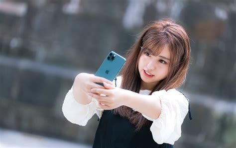 盛れるスマホ自撮りのコツ！男女共通の証明写真やiphoneの撮り方を解説