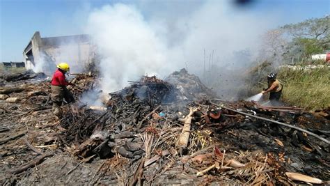 Evacuan a 100 niños por fuerte incendio en basurero clandestino