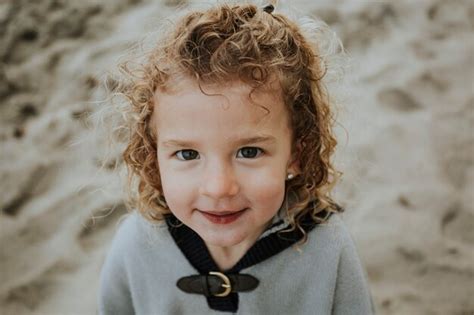 Une Jeune Fille Aux Cheveux Bouclés Photo Premium