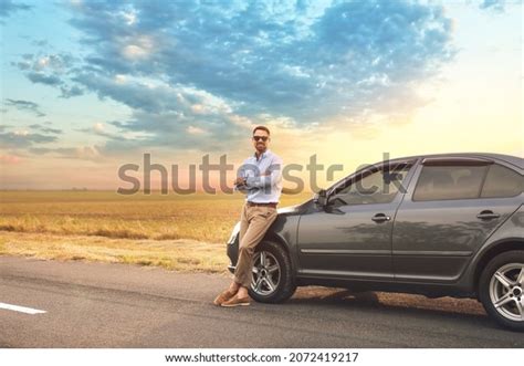 209650 Imágenes Fotos De Stock Objetos En 3d Y Vectores Sobre Hombre Cercando Un Terreno