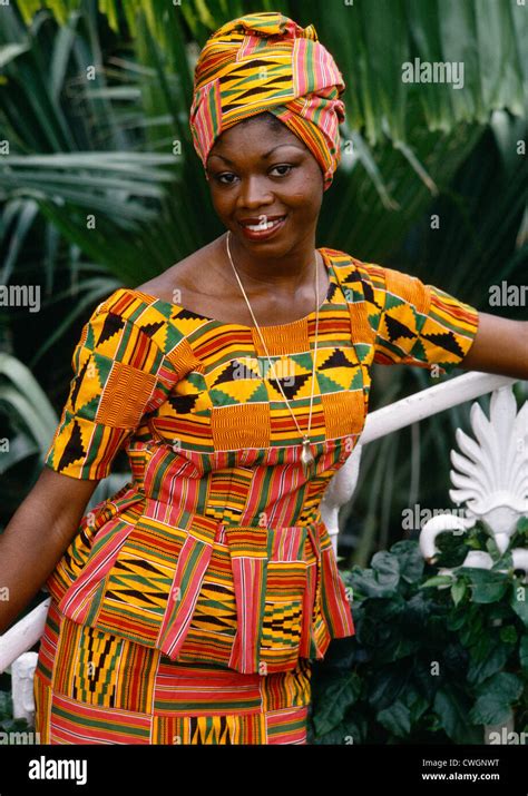 Ghana Young Woman In Kente Cloth Dress Stock Photo - Alamy