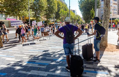 Un millar de personas se manifiestan en Benidorm contra la decisión del