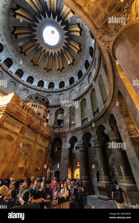 Jerusalem / Israel - 2017/10/12: Church of the Holy Sepulchre interior ...