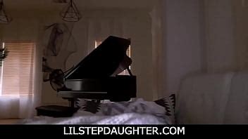 Hijastra pequeña la rubia Jessica Jones le dio a su padrastro una mamada caliente XVIDEOS