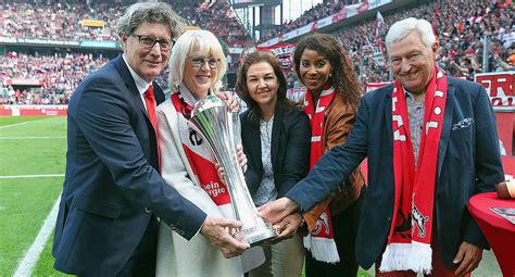 Fussball Verband Mittelrhein Übergabe des DFB Pokals der Frauen im