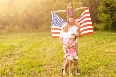 Pais E Crianças Bandeira Americana Estão Brincando Uma Pipa