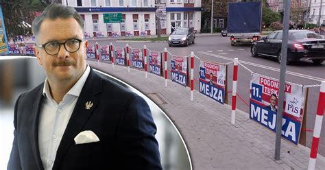 Ukasz Mejza Pose Zala Zielon G R Nielegalnymi Plakatami