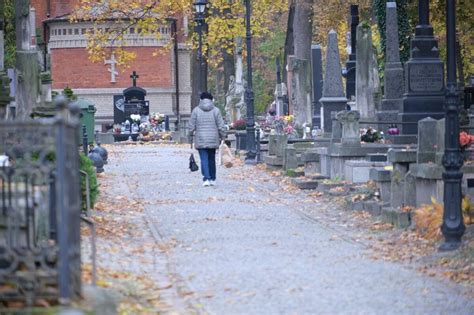 Czy Wszystkich Świętych jest dniem wolnym od pracy W jaki dzień wypada