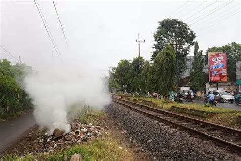 Jangan Bakar Sampah Dekat Rel Kereta Radar Jember