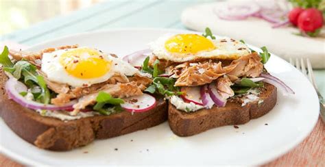 Smoked Salmon Breakfast Sandwich Veggie Bagel Sandwich With Homemade Smoked Salmon Spread