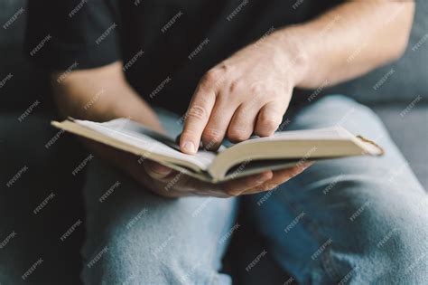 El Hombre Cristiano Sostiene La Santa Biblia En Las Manos Leyendo La