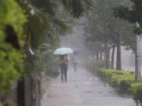 中央氣象局19日上午發布15縣市大雨及豪雨特報，受梅雨鋒面滯留影響，未來幾天台灣天氣都不穩定。 新聞 Rti 中央廣播電臺