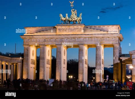 Cuadriga Ornamental Puerta De Brandenburgo Obra Del Arquitecto Carl